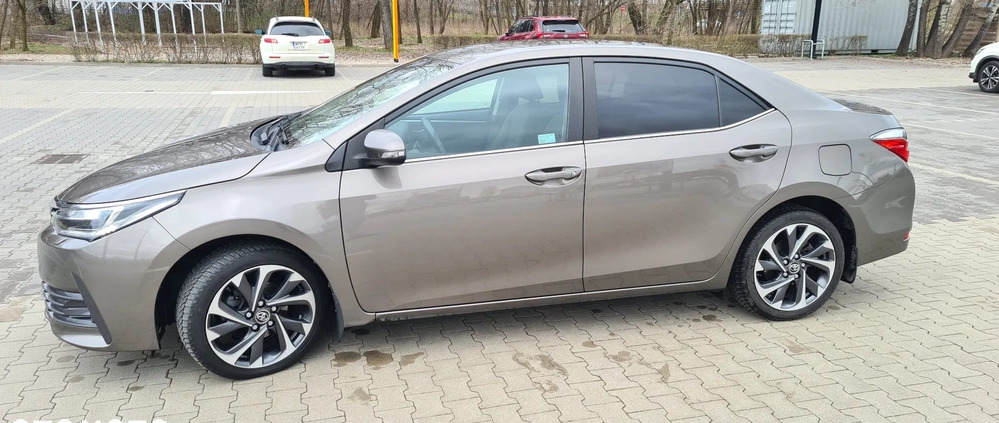 Toyota Corolla cena 67500 przebieg: 120200, rok produkcji 2018 z Brwinów małe 46